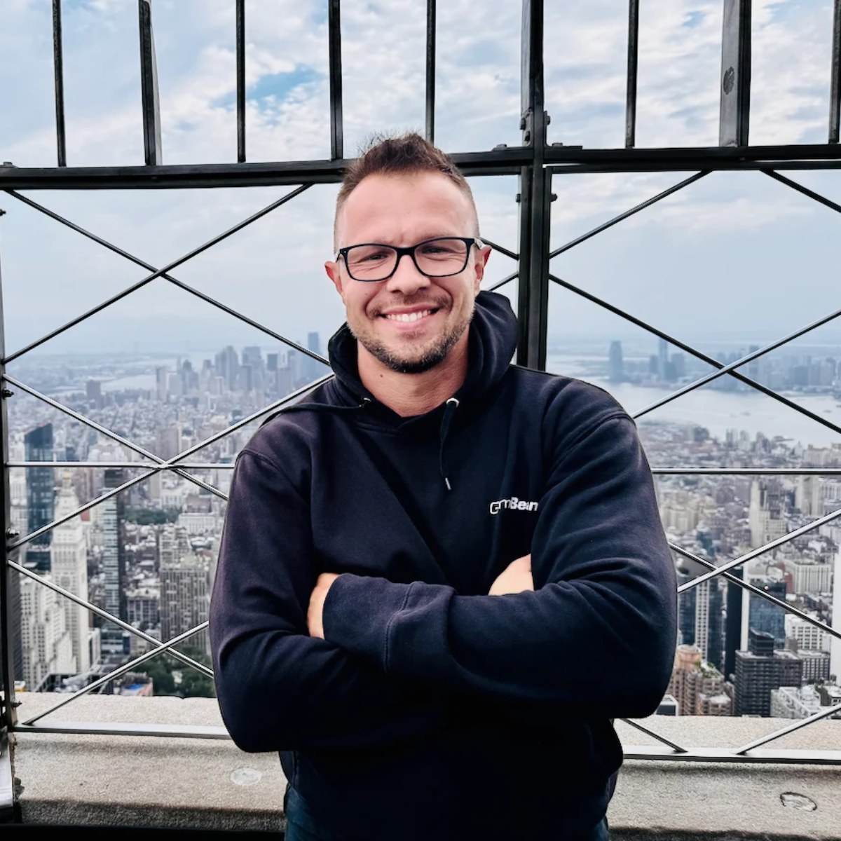 Adrian Kołodziej na tarasie widokowym w Nowym Jorku